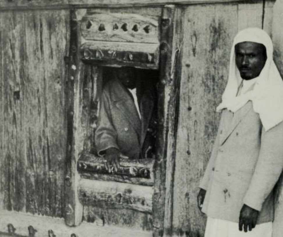 صورة تراثية لقصر المصمك